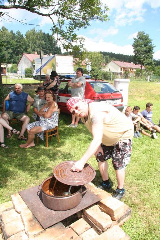 V Lenoře se o Slavnosti chleba soutěžilo také o nejlepší kotlíkový guláš. Vařilo se jich hned sedm, ale ten nejlepší mohl být jen jeden.