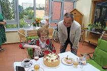 Sté narozeniny oslavila Věra Havelková z Prachatic, do Domova seniorů Mistra Křišťana jí přišel blahopřát prachatický starosta Jan Bauer.