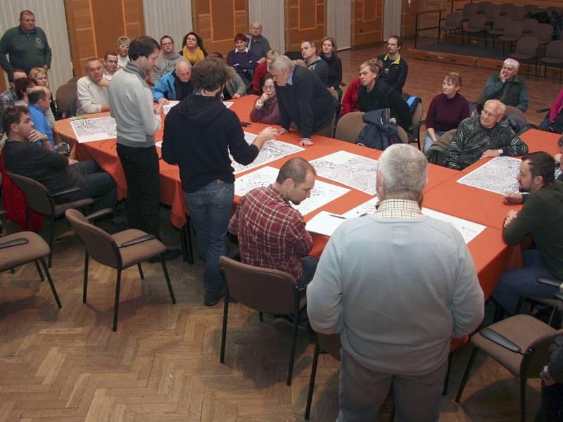 V pátek odpoledne měli Vimperští jedinečnou příležitost zapojit se do přípravy podkladů pro územní studii ulic 1. máje a Pivovarské, a to v přítomnosti autorů z architektonické kanceláře re:architekti.