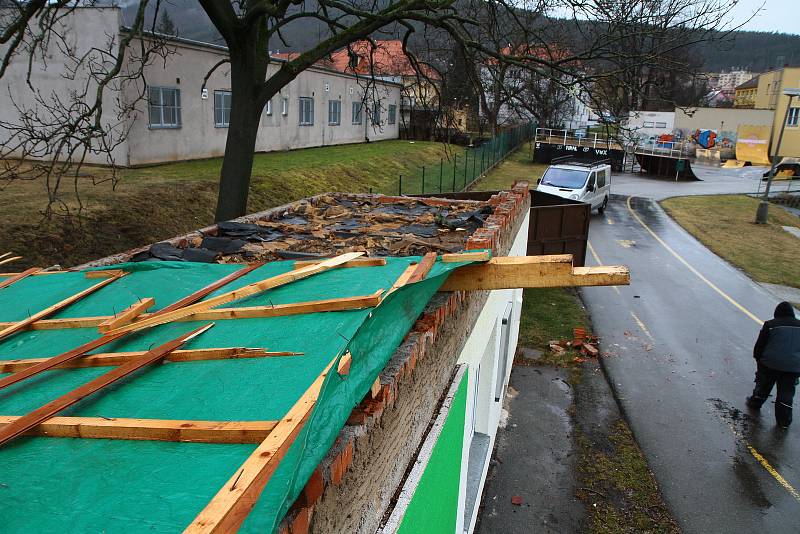 Orkán Sabina vzal střechu z kabin tenistů v Prachaticích.