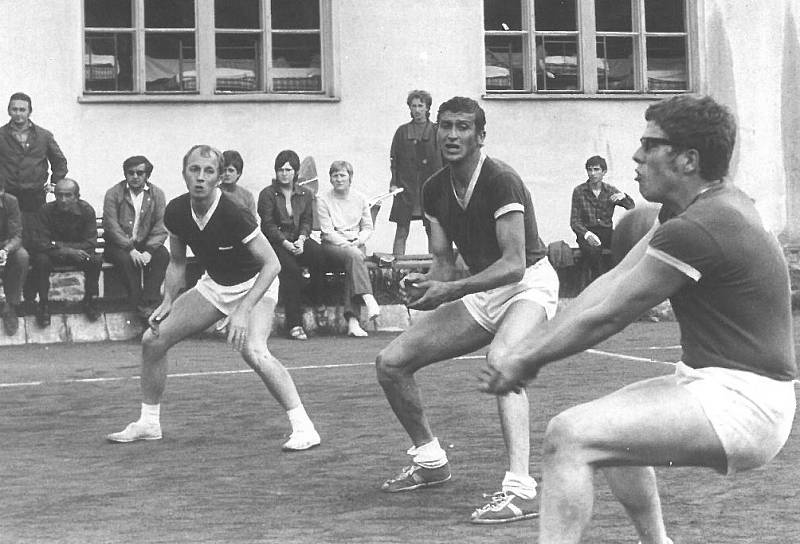 Na horním kurtu vedle prachatického gymnázia se konala mistrovská utkání, v roce 1974 se ho účastnili zleva Karel Knopp, Jan Beyer a Jaroslav „Dárek“ Černý.