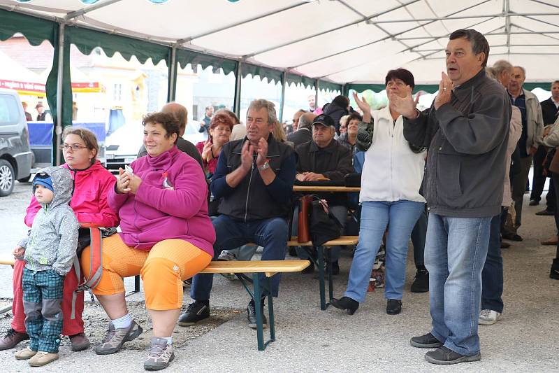 Jarmark sv. Jiljí ve Lhenicích nezkazilo ani deštivé počasí.