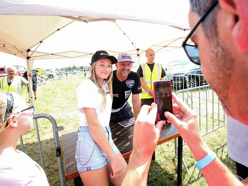 Letiště ve Strunkovicích nad Blanicí připravilo pestrý sobotní proram nejen, ale hlavně pro děti. Své mistrovství  předvedli i  piloti série Red Bull Martin Šonka a Petr Kopfstein.