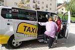 Prachatický taxík Maxík jezdí v Prachaticích od roku 2015.