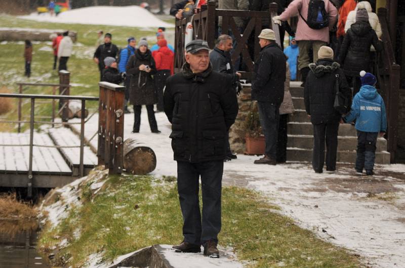 Na Štěpána se otužilci ponořili do vody Vodníka ve Vimperku.