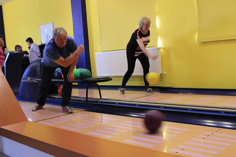 Senioři ze tří měst se potkali u bowlingové dráhy ve Volarech.