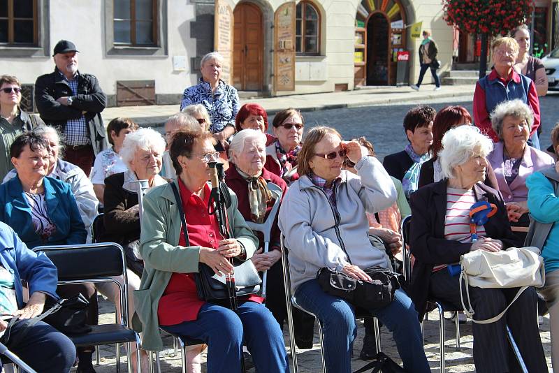 Výstava Národní kronika se ve svém putování zastavila na prachatickém Velkém náměstí.