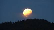 Částečné zatmění Měsíce, jak je zachytili naši čtenáři.