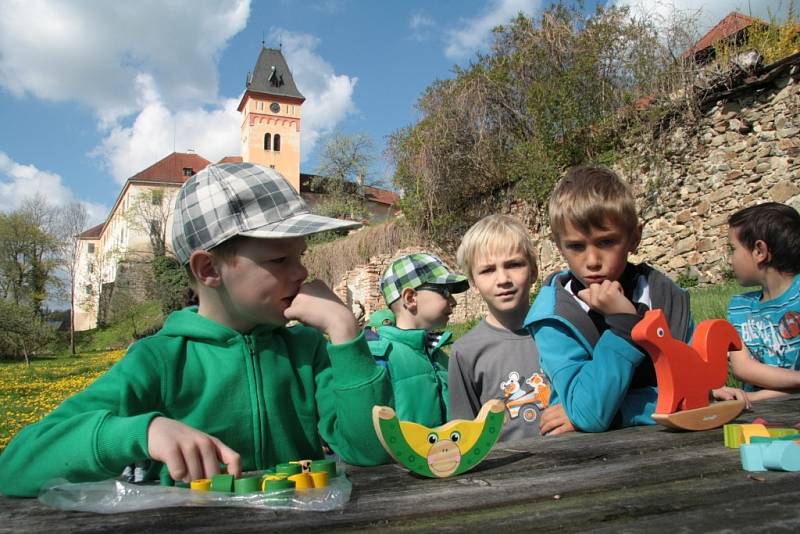 Střediska environmentální výchovy při Správě NP a CHKO Šumava uspořádala ve středu 23. dubna zábavné dopoledne ke Dni Země pro školáky z Vimperku.