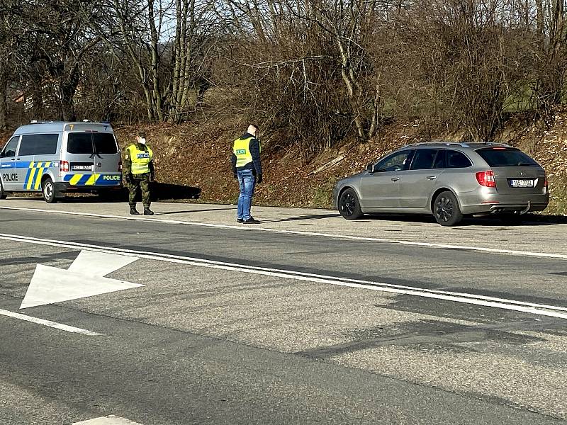 Kontroly řidičů na hranicích okresů Prachatice a Strakonice u Čkyně.