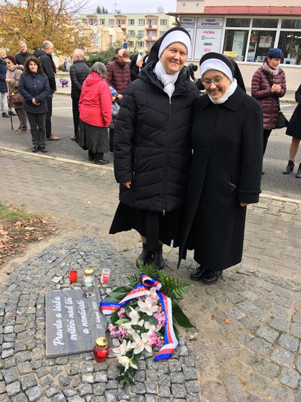 K 30. výročí sametové revoluce byla v neděli 17. listopadu slavnostně za přítomnosti řady osobností odhalena pamětní deska. Nachází se v prachatické Zahradní ulici a srdce z břečťanu.