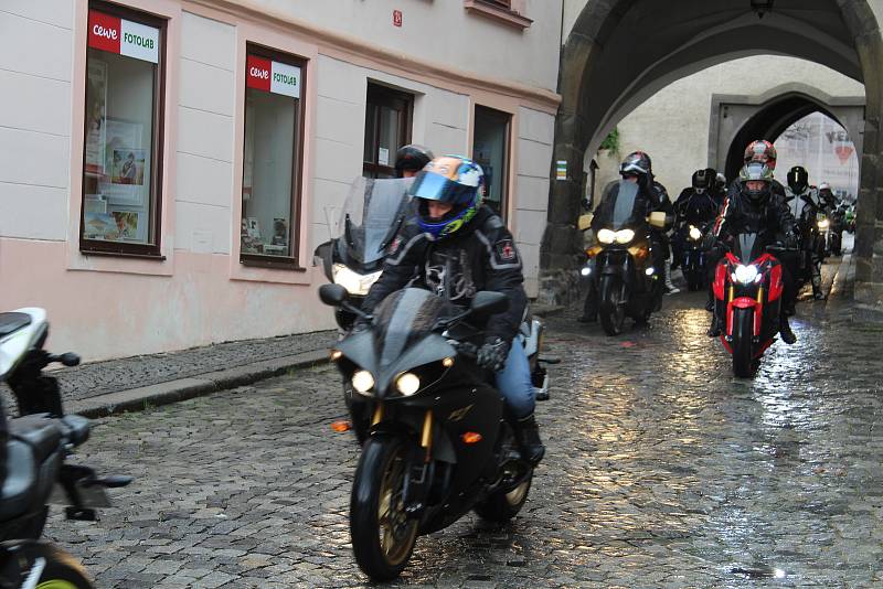 Prachatičtí motorkáři zahájili sezonu 1. Jarní jízdou. Vyjeli z Velkého náměstí Dolní branou.