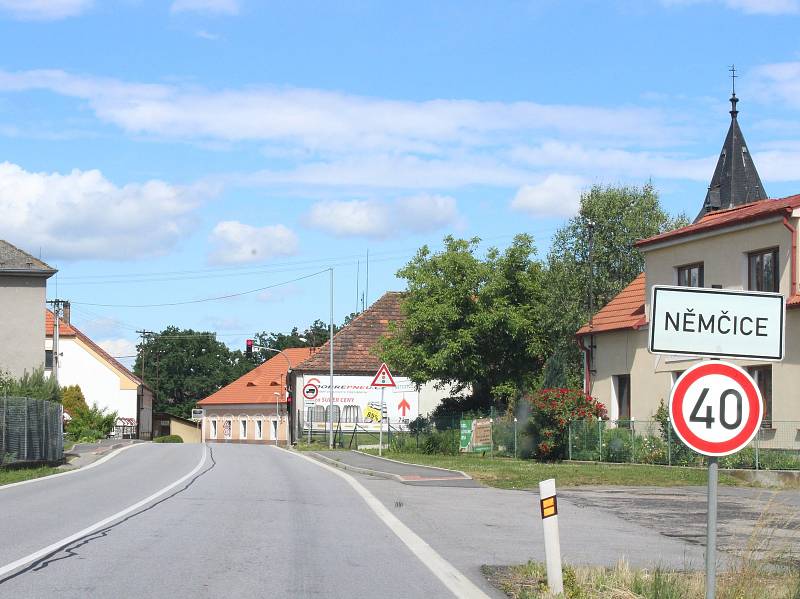 Do 17. prosince se opravuje silnice z Němčic do Češnovic. Objízdné trasy vedou buď přes Podeřiště, nebo přes Břehov a Čejkovice.