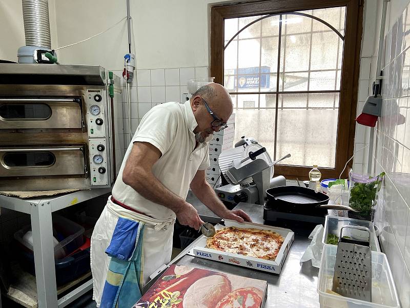 Nicola Schettini ve své kuchyni ve vimperské restauraci Hamajda.