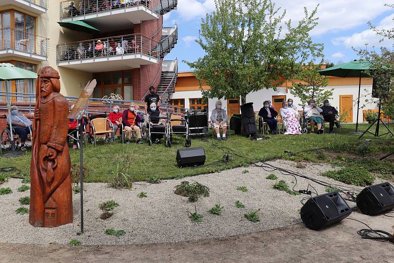 Domov seniorů Mistra Křišťana rozezněl zpěv Báry Hrzánové a Maria Bihariho.