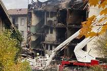 Pohled na výbuchem zničený bytový dům v Lenoře na Prachaticku. Při tragické události jeden člověk zemřel a devět lidí se zranilo, z toho dva těžce.