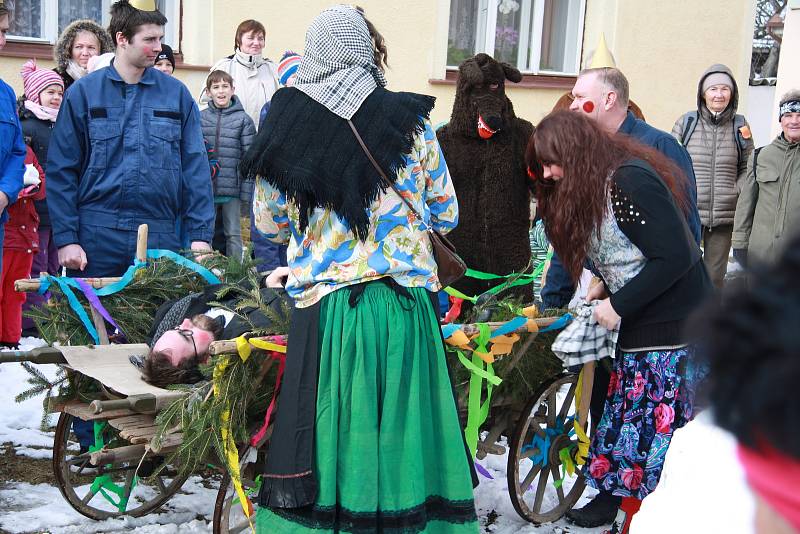 Pohřbívání Bakuse připravili o víkendu Žernovičtí. A diváků byly stovky.