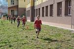 Školní zahrada ve Vodňanské ulici se v úterý odpoledne proměnila v běžeckou trať při akci Běhej jako Emil.