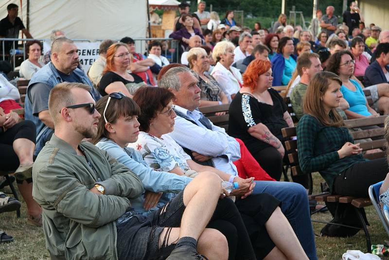 Wabi Daněk pohladil ucho posluchačů HusFestu, Čejka Band všechny parádně roztančil.