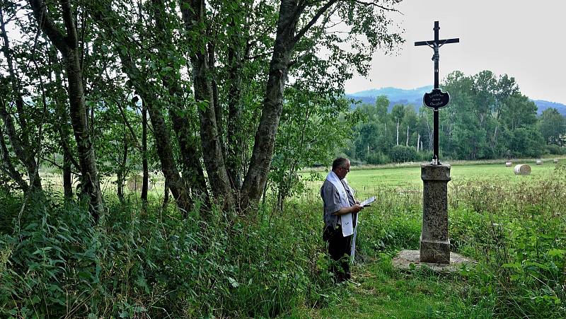 Dva křížky obnovil Stanislav Schneedorf poblíž Želnavy. Těm se v neděli 24. července dostalo požehnání.