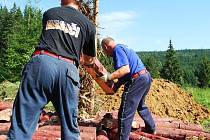 Více než sedm hodin potřebovali v sobotu hasiči z Nové Pece, než z přibližně čtrnácti metrů dřeva postavili přímo pohádkový milíř.