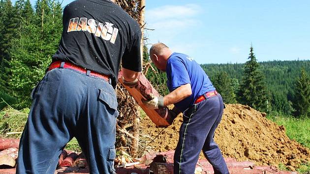 Více než sedm hodin potřebovali v sobotu hasiči z Nové Pece, než z přibližně čtrnácti metrů dřeva postavili přímo pohádkový milíř.