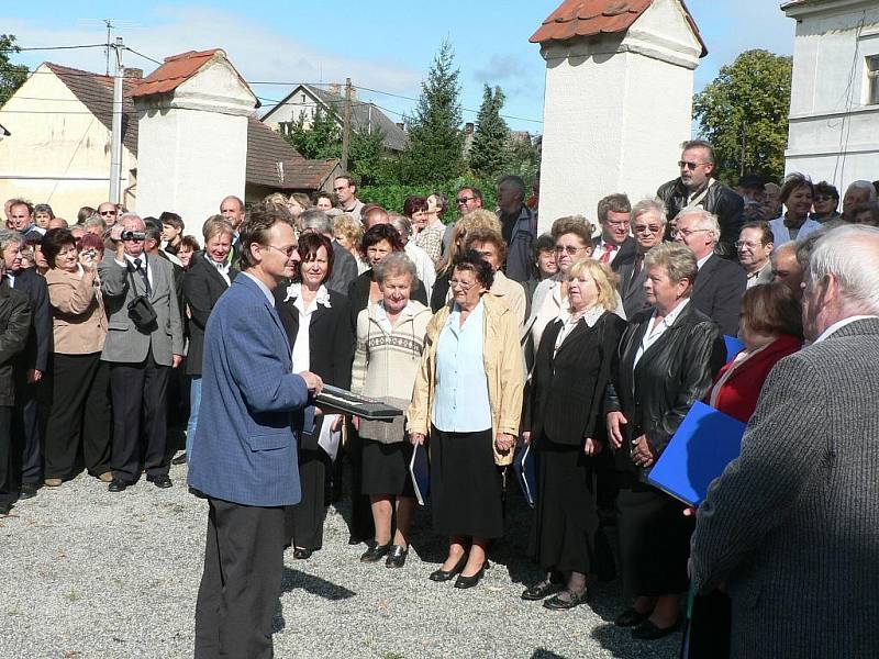 Lčovičtí oslavují v sobotu 5. září sté výročí úmrtí slavného rodáka, architekta a profesora Josefa Zítka. V sobotu dopoledne byla odhalena na lčovickém zámku jeho pamětní deska.