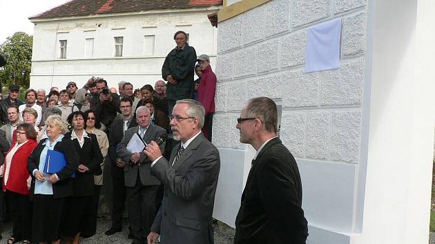 Lčovičtí oslavují v sobotu 5. září sté výročí úmrtí slavného rodáka, architekta a profesora Josefa Zítka. V sobotu dopoledne byla odhalena na lčovickém zámku jeho pamětní deska.
