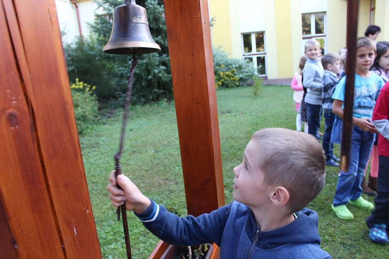 Prvňáčci ve Vodňance dostali každý svůj zvoneček a společně s třídní učitelkou Janou Sitterovou si první den ve škole zazvonili.