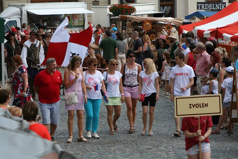 Slavnosti Zlaté stezky v Prachaticích otevřel v sobotu opět historický průvod na jehož závěru primas Vrchotínský vrátil vládu nad městem do rukou starosty Martina Malého.