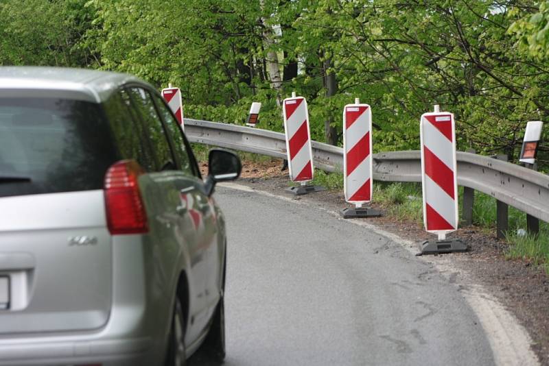 Svodidla v Americké zatáčce musí silničáři po dopravní nehodě opravit.