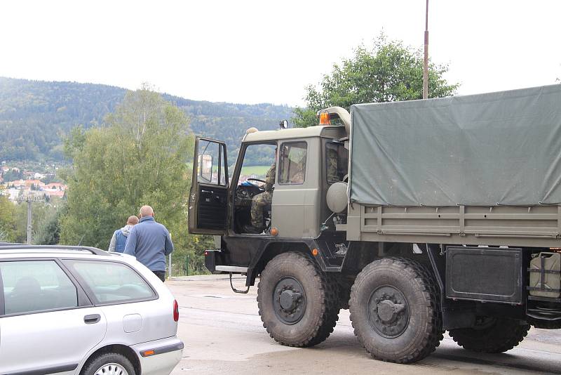 Příprava volebního driv-in místa v areálu prachatické Správy a údržby silnic.