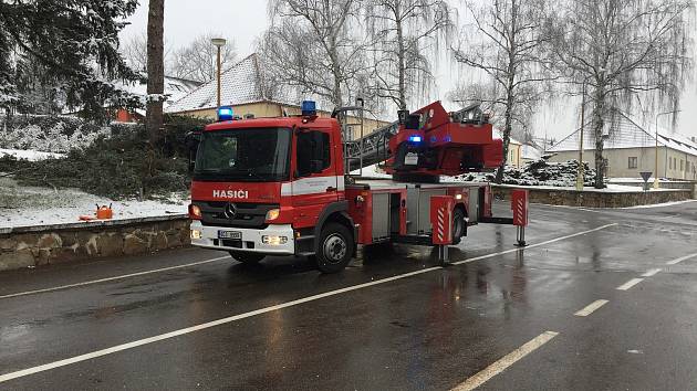 Strom v areálu bývalých kasáren v Prachaticích se začal naklánět. Hasiči ho museli odstranit.