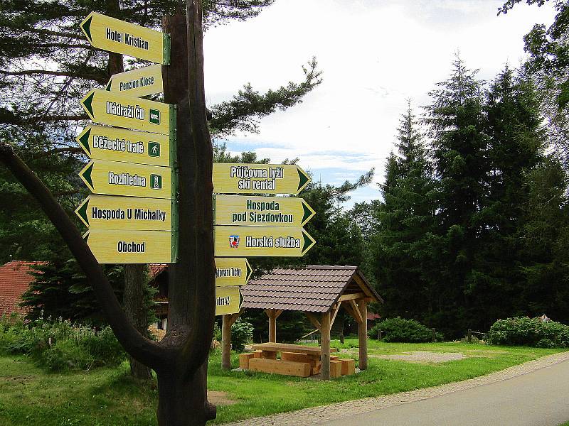Jedna z nejvýše položených vesniček v jižních Čechách s 97 stálými obyvateli je doslova balzám na duši. Lze navštívit okolní lesy, vystoupat na vrchol Boubínského pralesa a objevovat i další krásy.