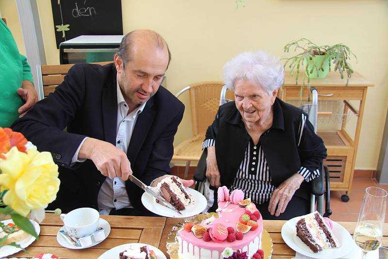 K úctyhodnému životnímu jubileu přišel Marii Záhrebové gratulovat do Domova seniorů Mistra Křišťana starosta Prachatic Martin Malý.