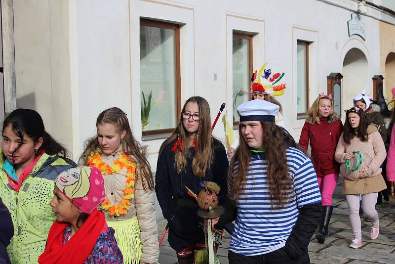 Děti ze ZŠ Zlatá stezka 240 vyrazily do masopustního průvodu Prachaticemi.