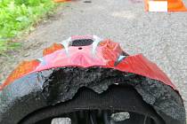 U Nové Pece na Prachaticku se při pádu z kola vážně zranil jedenasedmdesátiletý cyklista. Takto dopadla jeho helma.