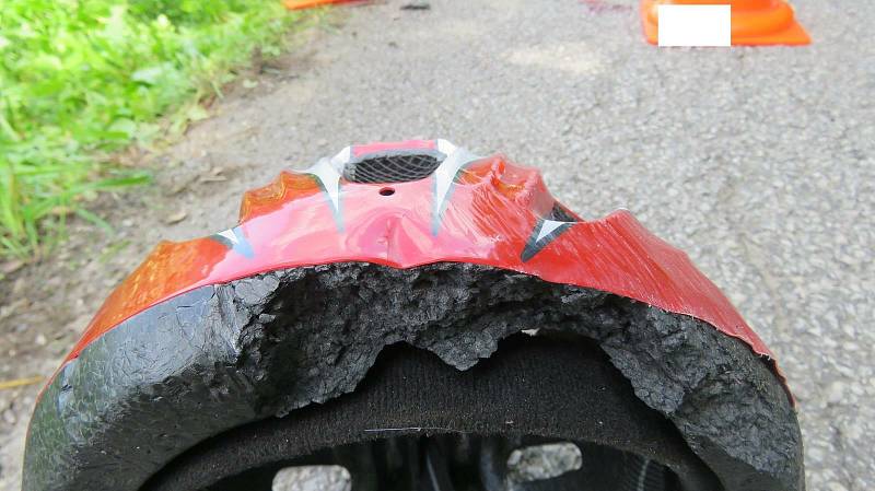 U Nové Pece na Prachaticku se při pádu z kola vážně zranil jedenasedmdesátiletý cyklista. Takto dopadla jeho helma.