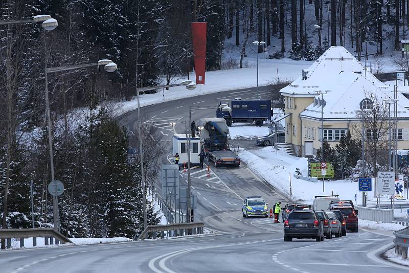 Pendleři na hraničním přechodu ve Strážném na Prachaticku v sobotu 13. února.