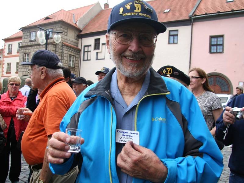 Jsem Jack, Jack Šebesta a pocházím ze Žernovic. Oznámil redaktorům Deníku špatnou čestinou jeden z mužů, kteří v roce 1945 osvobozovali Čechy. Víc ale česky už neuměl.