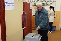 Úderem 14. hodiny začaly v pátek 12. října volby do krajských zastupitelstev. Do okrskových volebním místností vstupují a hlasují první voliči.