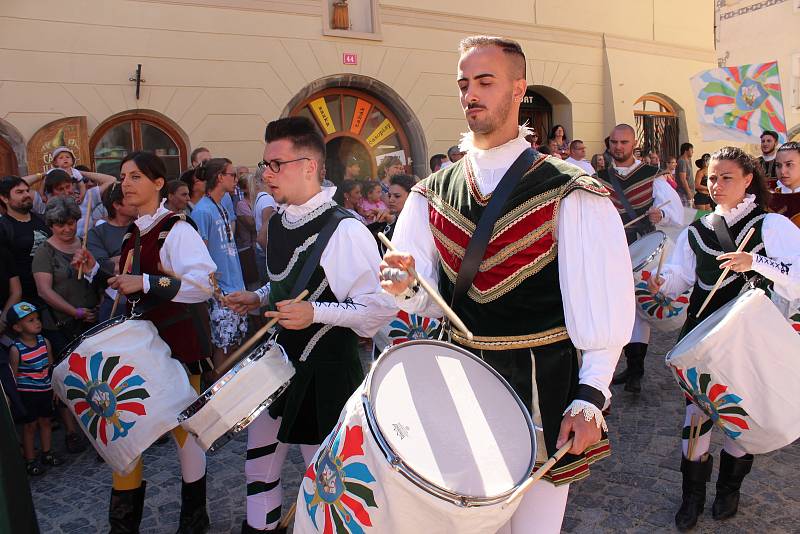 Kočár tažený koňmi přivezl na Velké náměstí Leonu Machálkovou. V průvodu se představili všichni účinkující.