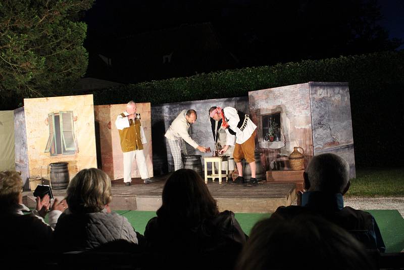 Spolek divadelních ochotníků Tyl z Netolic zahájil divadelní léto v zahradě na zámku Kratochvíle hrou Darmošlapky.