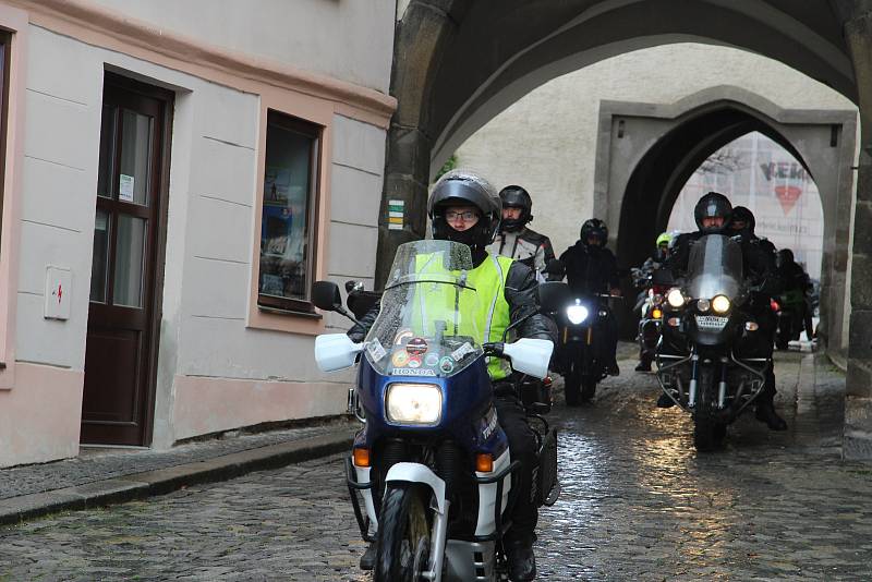 Prachatičtí motorkáři zahájili sezonu 1. Jarní jízdou. Vyjeli z Velkého náměstí Dolní branou.