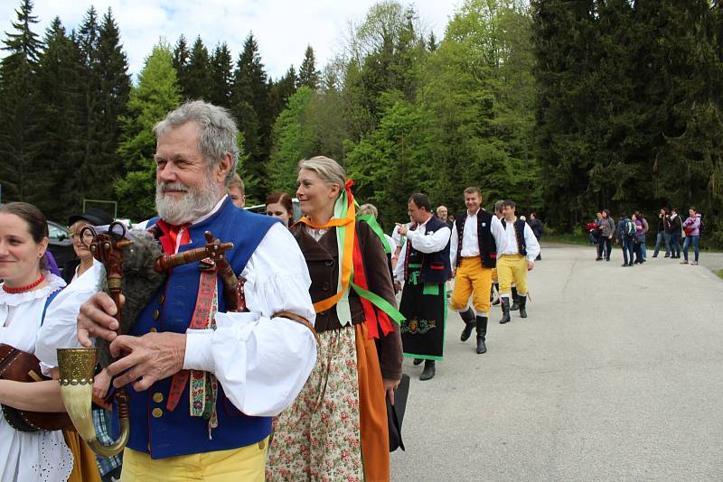 Plavební personál splnil rozkaz plavebního ředitele Hynka Hladíka. Libín-S a Ostravička zahájení sezony doprovázely tancem a zpěvem.