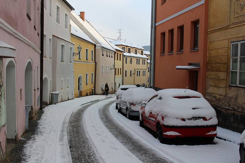 Od brzkého rána se v Prachaticích uklízelo, takže silnice jsou s opatrností sjízdné a chodníky schůdné.