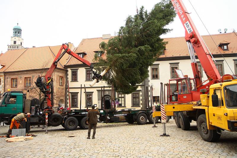 Vánoční strom dorazil na prachatické Velké náměstí.