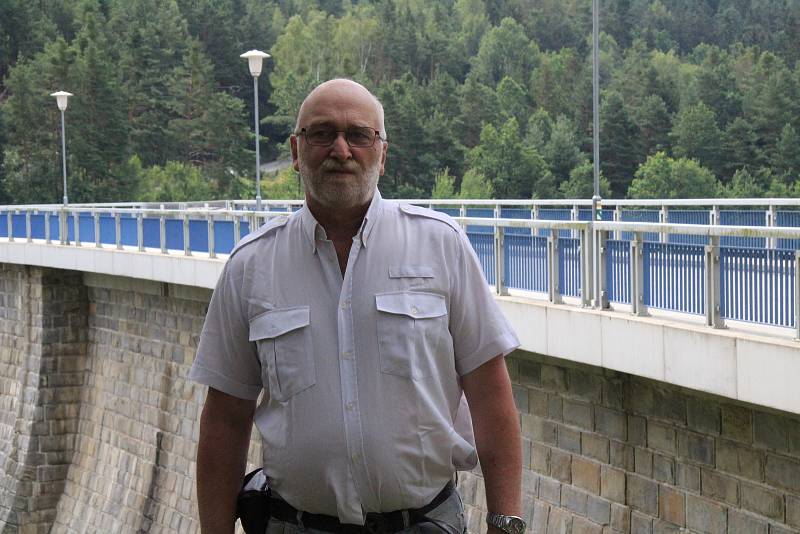 Bedřich Křivánek je hrázným na Husinecké přehradě od října roku 2001. Největší povodeň v dějinách zažil na „vlastní kůži“ a říká, že nic horšího už asi nezažije.