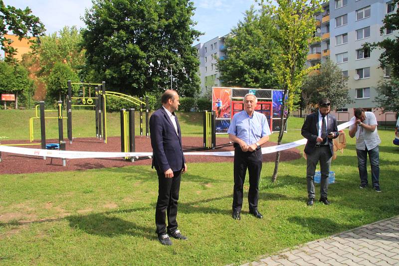 U Národky je nové workoutové hřiště. Radost z něj mají hlavně děti.