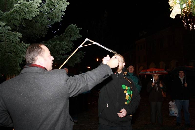 Ani při poslední adventní neděli nechybělo zapálení v pořadí čtvrté svíčky na adventním věnci na Velkém náměstí v Prachaticích. 